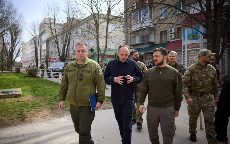 Ουκρανία: Ο Ζελένσκι επισκέφθηκε τη Χερσώνα – «Θα αποκαταστήσουμε τα πάντα»