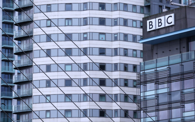 Twitter: Αντιδράσεις για το «κρατικά χρηματοδοτούμενο» BBC