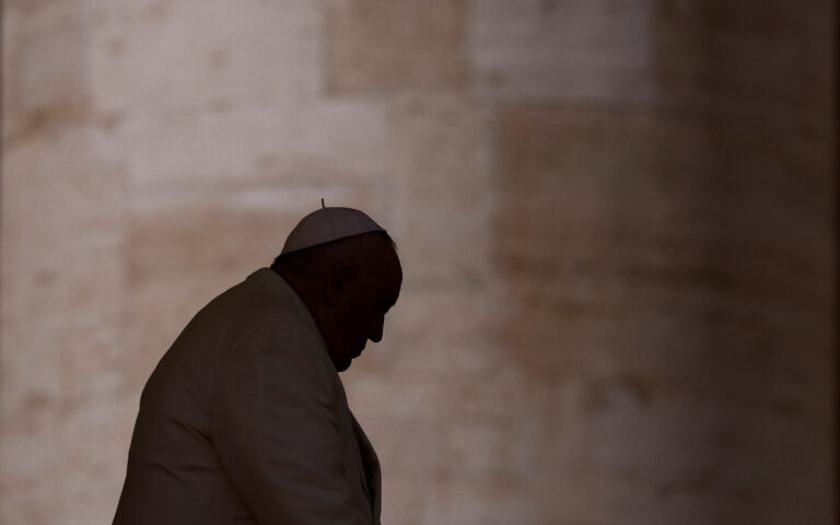 «Ο πάπας Φραγκίσκος έφτασε κοντά στον θάνατο πριν από δύο εβδομάδες»