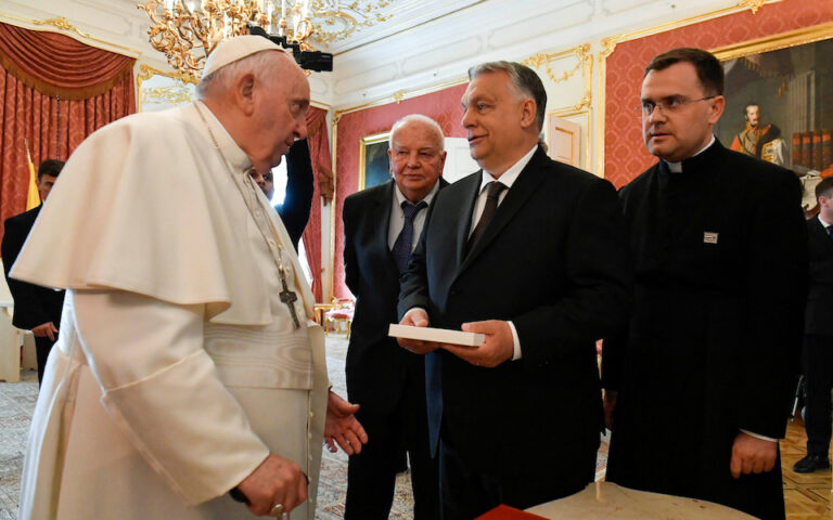 Ουγγαρία: Ο πάπας Φραγκίσκος καταγγέλλει τον εθνικιστικό λαϊκισμό… ενώπιον του Ορμπαν