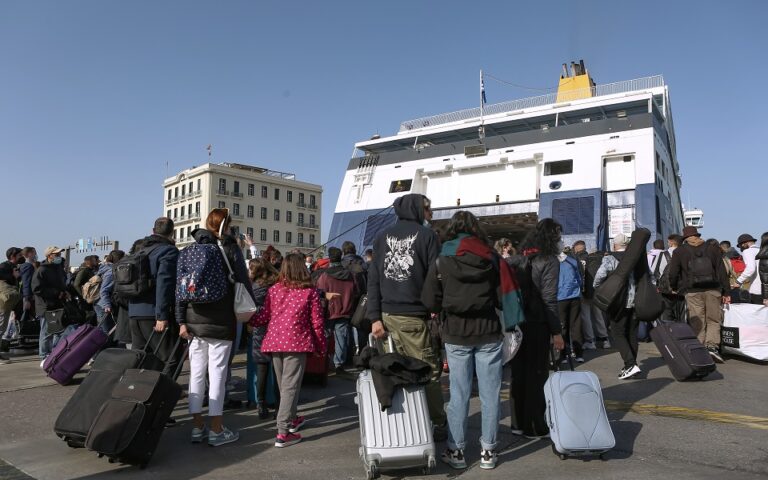 Κορυφώνεται η έξοδος των εκδρομέων του Πάσχα – Αυξημένη η κίνηση στο λιμάνι του Πειραιά