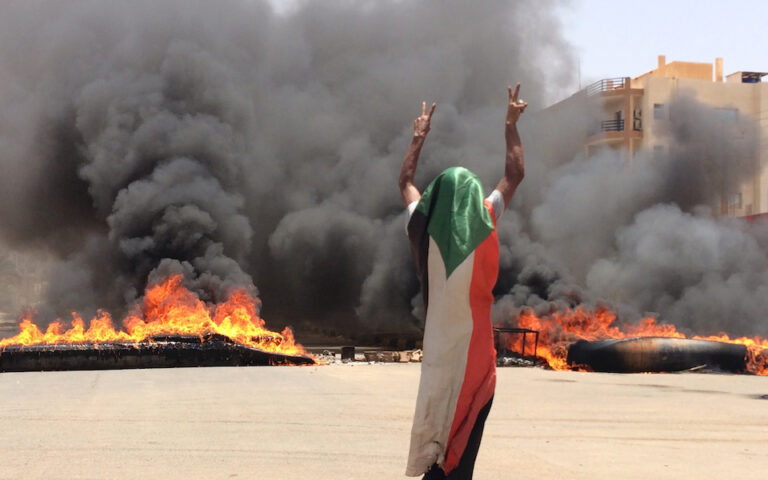 Η έκρηξη βίας στο Σουδάν απειλεί με ανάφλεξη Αφρική και Μέση Ανατολή