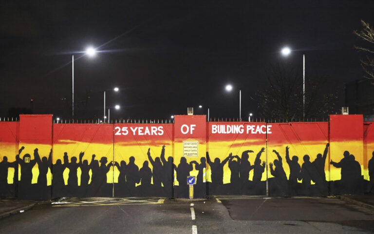 Βόρεια Ιρλανδία: 25 χρόνια «εύθραυστης» ειρήνης με πολιτικό αδιέξοδο και τρομοκρατικές απειλές