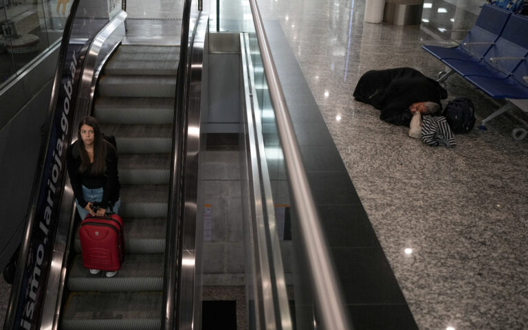 Αργεντινή: Δεκάδες άστεγοι στο αεροδρόμιο του Μπουένος Άιρες λόγω φτώχειας