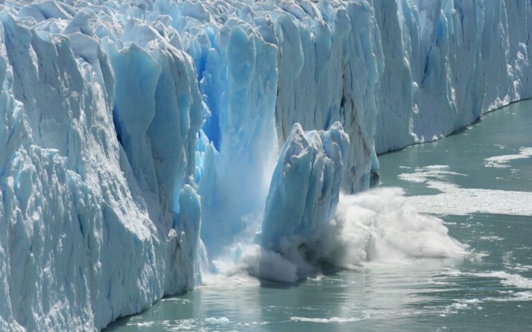 Le calotte glaciali della Terra si stanno ritirando ad una velocità di 600 metri al giorno