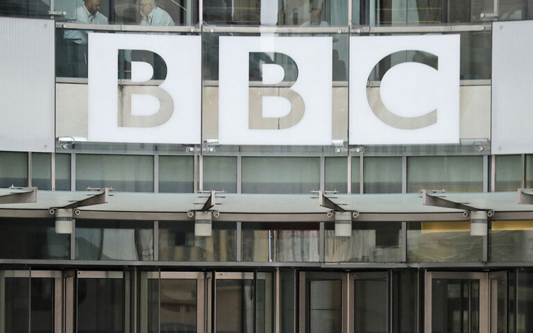 BBC: Ο Ρίτσαρντ Σαρπ παραιτείται από πρόεδρος έπειτα από πολύμηνες πιέσεις