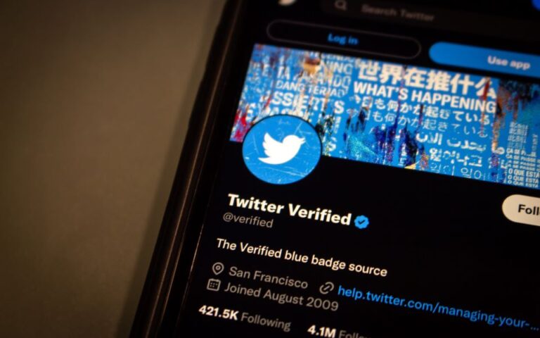 Σύγχυση με το  μπλε τικ του Twitter: Επανήλθε σε κάποιους λογαριασμούς χωρίς πληρωμή