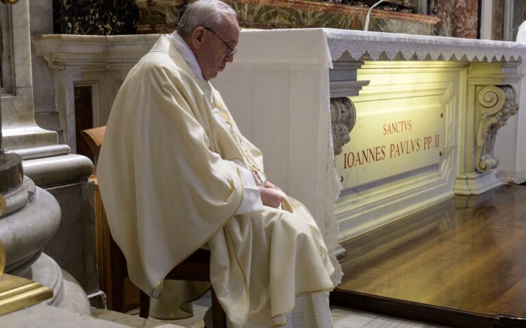 Πάπας Φραγκίσκος: «Προσβλητικοί» οι υπαινιγμοί πως ο Ιωάννης Παύλος «αναζητούσε έφηβες τα βράδια»