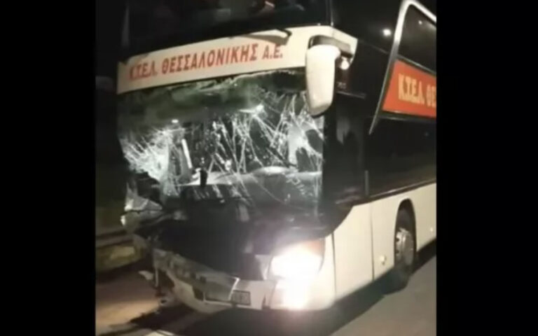 Πλαταμώνας: Τροχαίο δυστύχημα με έναν νεκρό – Λεωφορείο των ΚΤΕΛ συγκρούστηκε με δύο ΙΧ