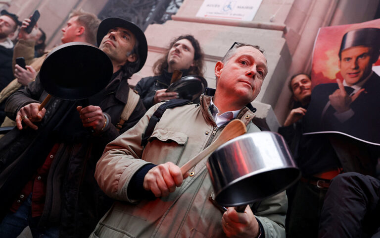 Γαλλία: Κατασχέθηκαν… κατσαρόλες και τηγάνια σε διαδήλωση κατά του Μακρόν