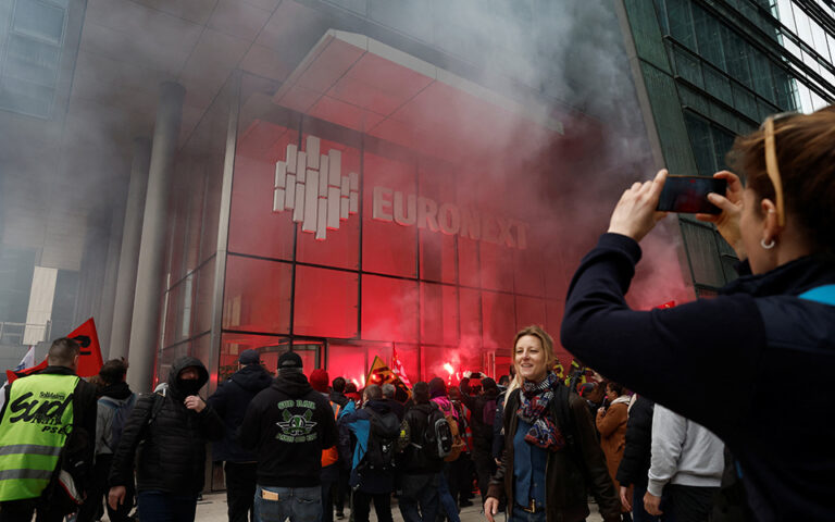 Γαλλία: Εισβολή διαδηλωτών σε κτίριο του Χρηματιστηρίου στο Παρίσι