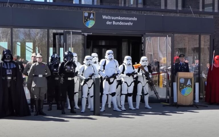 Γερμανία: Παρών και ο… Darth Vader στην παρουσίαση του διαστημικού προγράμματος