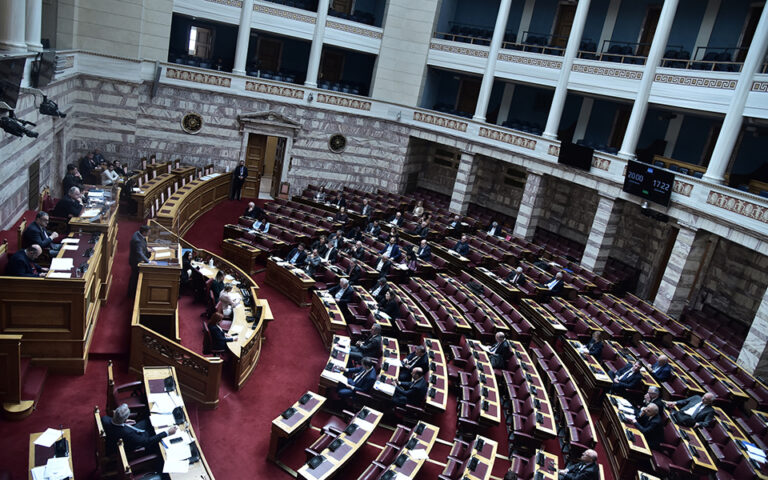 Βουλή: Σε υψηλούς τόνους η αντιπαράθεση για την τροπολογία-μπλόκο στο κόμμα Κασιδιάρη