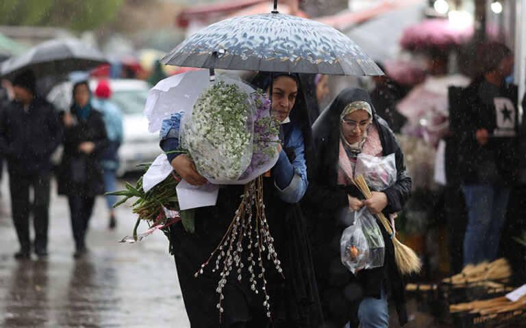 Ιράν: Kάμερες σε δημόσιους χώρους για να εντοπίζονται γυναίκες που δεν φορούν μαντίλα