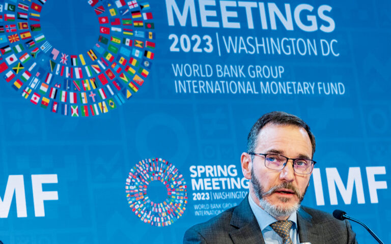 Το ΔΝΤ κατεβάζει τον πήχυ της παγκόσμιας ανάπτυξης