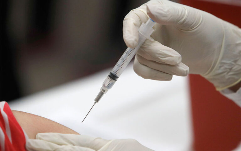 Covid-19: Τρεις ειδικοί αναλύουν την έκθεση του ΕΟΦ για τις παρενέργειες των εμβολίων