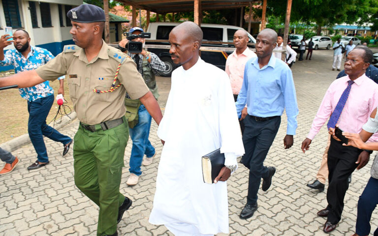 Κένυα: Συνελήφθη πάστορας στο πλαίσιο έρευνας για 100 μέλη αίρεσης που νήστεψαν μέχρι θανάτου