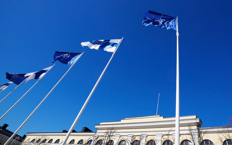 Το ΝΑΤΟ υποδέχεται τη Φινλανδία – Η πορεία προς την ένταξη και οι απειλές της Μόσχας