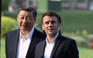 Macron: l'Europa non dovrebbe seguire USA o Cina-1