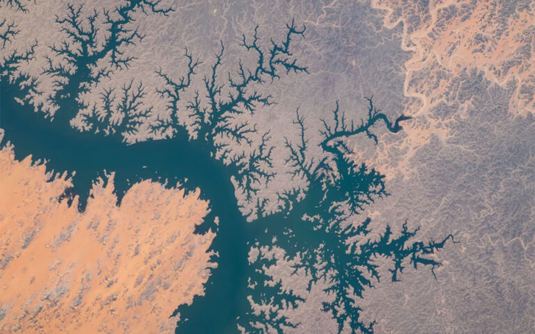Ροζ σύννεφα, αμμόλοφοι, Νότιο Σέλας: Η Γη μέσα από τον φακό των αστροναυτών
