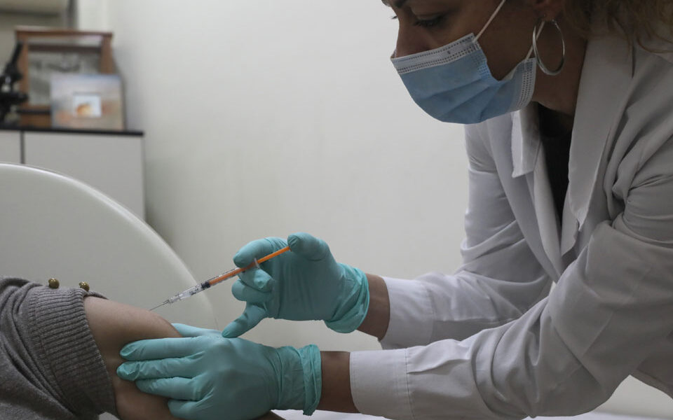 Covid-19: Τρεις ειδικοί αναλύουν την έκθεση του ΕΟΦ για τις παρενέργειες των εμβολίων-1