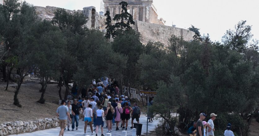 Χθεσινή εικόνα της Ακρόπολης, με χιλιάδες τουρίστες να συρρέουν καθημερινά, σχηματίζοντας τις συνήθεις ουρές, καθώς τα μεγάλα τουριστικά γκρουπ επισκέπτονται το μνημείο πρωινές ώρες. Φωτ. ΓΕΩΡΓΙΟΥ ΝΙΚΟΛΑΣ/INTIMENEWS