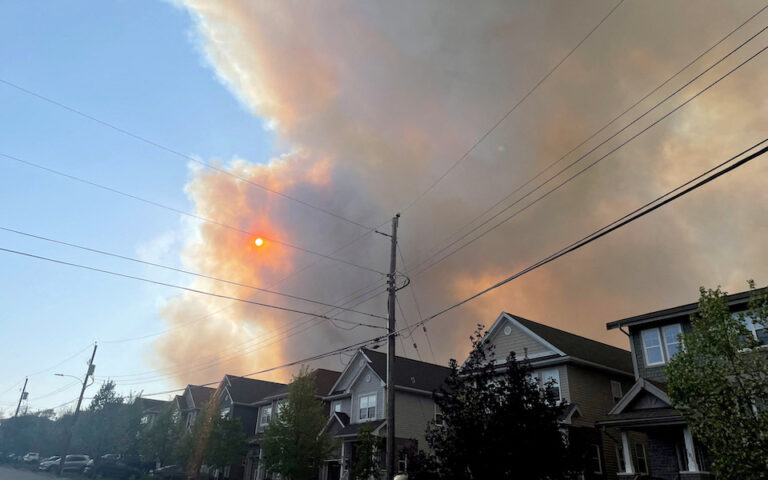 Καναδάς: Περίπου 18.000 άνθρωποι εγκατέλειψαν τις οικίες τους λόγω δασικής πυρκαγιάς