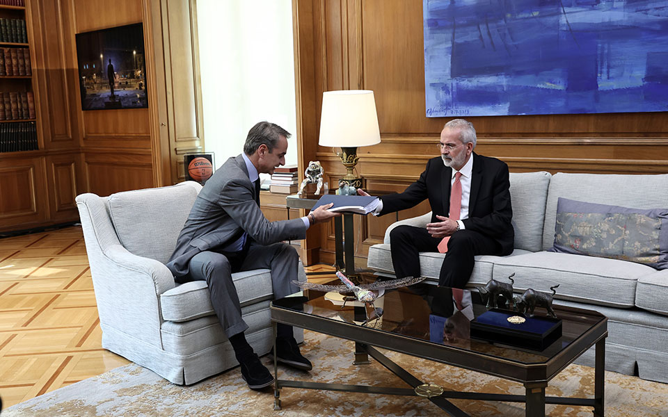 Υπηρεσιακός πρωθυπουργός ορκίστηκε ο Ιωάννης Σαρμάς – Παρέλαβε τον μπλε φάκελο από τον Κυρ. Μητσοτάκη-1