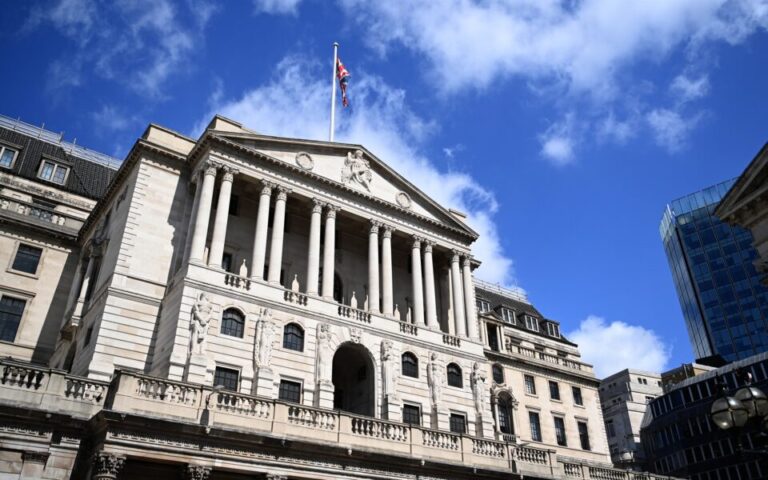Ο επίμονος πληθωρισμός πιέζει την Τράπεζα της Αγγλίας