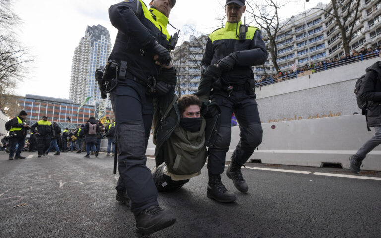 Γαλλία: Aκτιβιστές έριξαν μπογιά στο Ίδρυμα Louis Vuitton