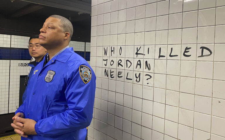 ΗΠΑ: «Διάσημος» άστεγος της Νέας Υόρκης στραγγαλίστηκε μέσα στο μετρό