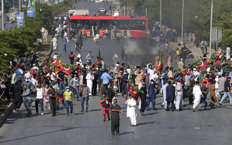 Πακιστάν: Κλιμακώνονται οι ταραχές μετά την σύλληψη του Ιμράν Xαν – Ένας νεκρός