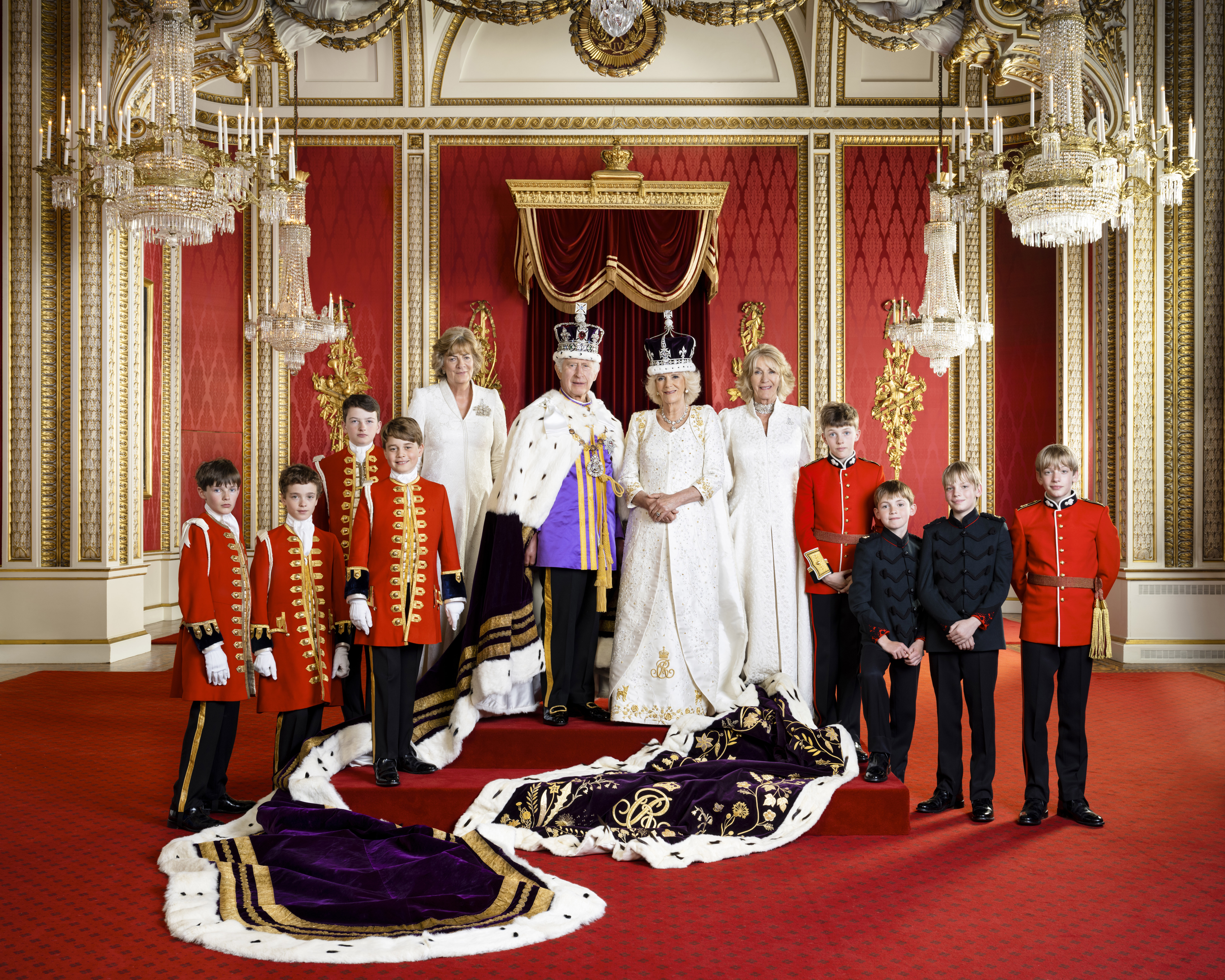 Βασιλιάς Κάρολος: Η φωτογραφία με τους διαδόχους του πρίγκιπα Γουίλιαμ και πρίγκιπα Τζορτζ-1
