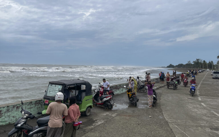 Ασία: Ο κυκλώνας Μόκα απειλεί τουλάχιστον ένα εκατομμύριο ανθρώπους