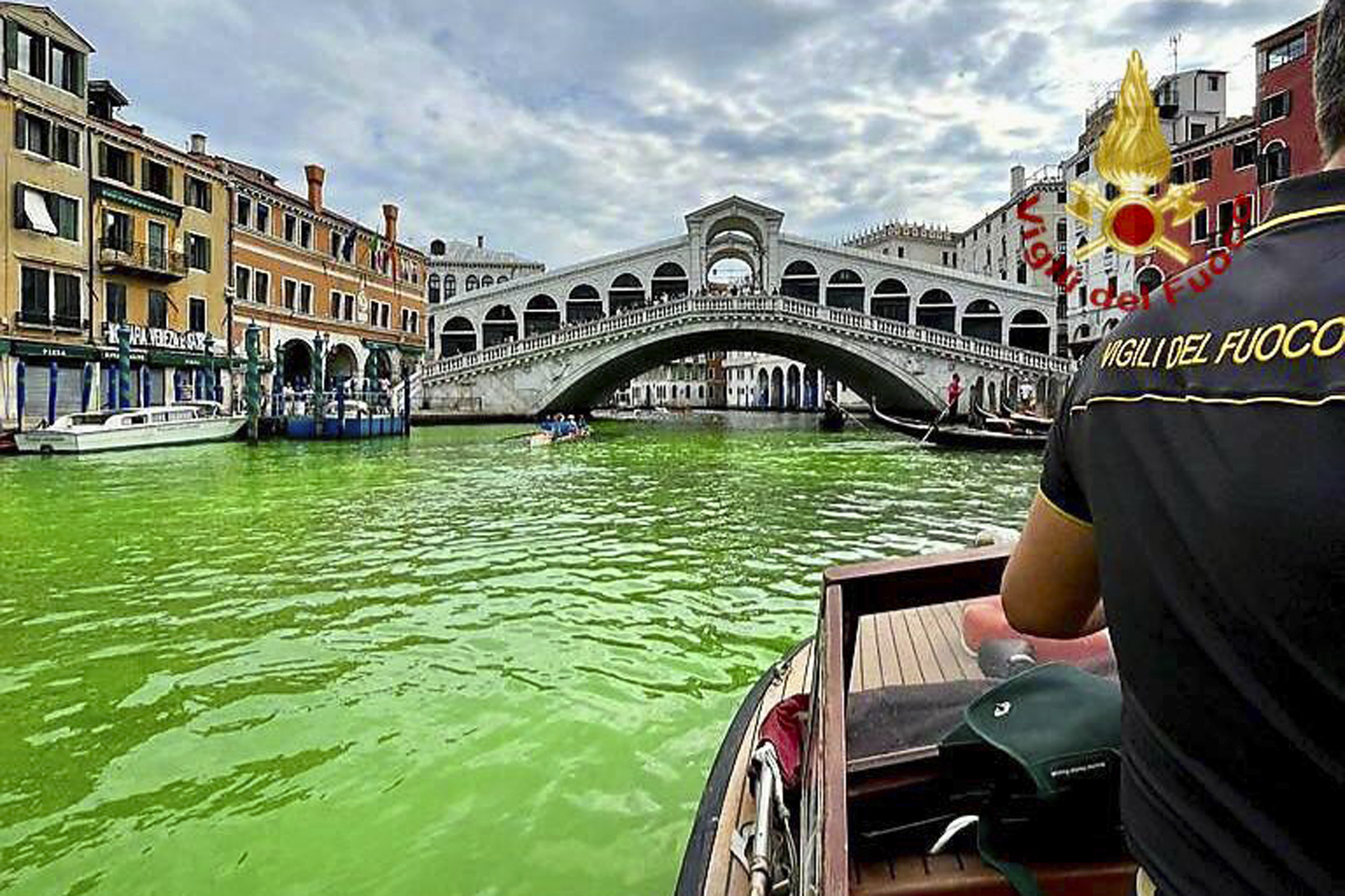 Βενετία: Tο Κανάλ Γκράντε «βάφτηκε» πράσινο-1