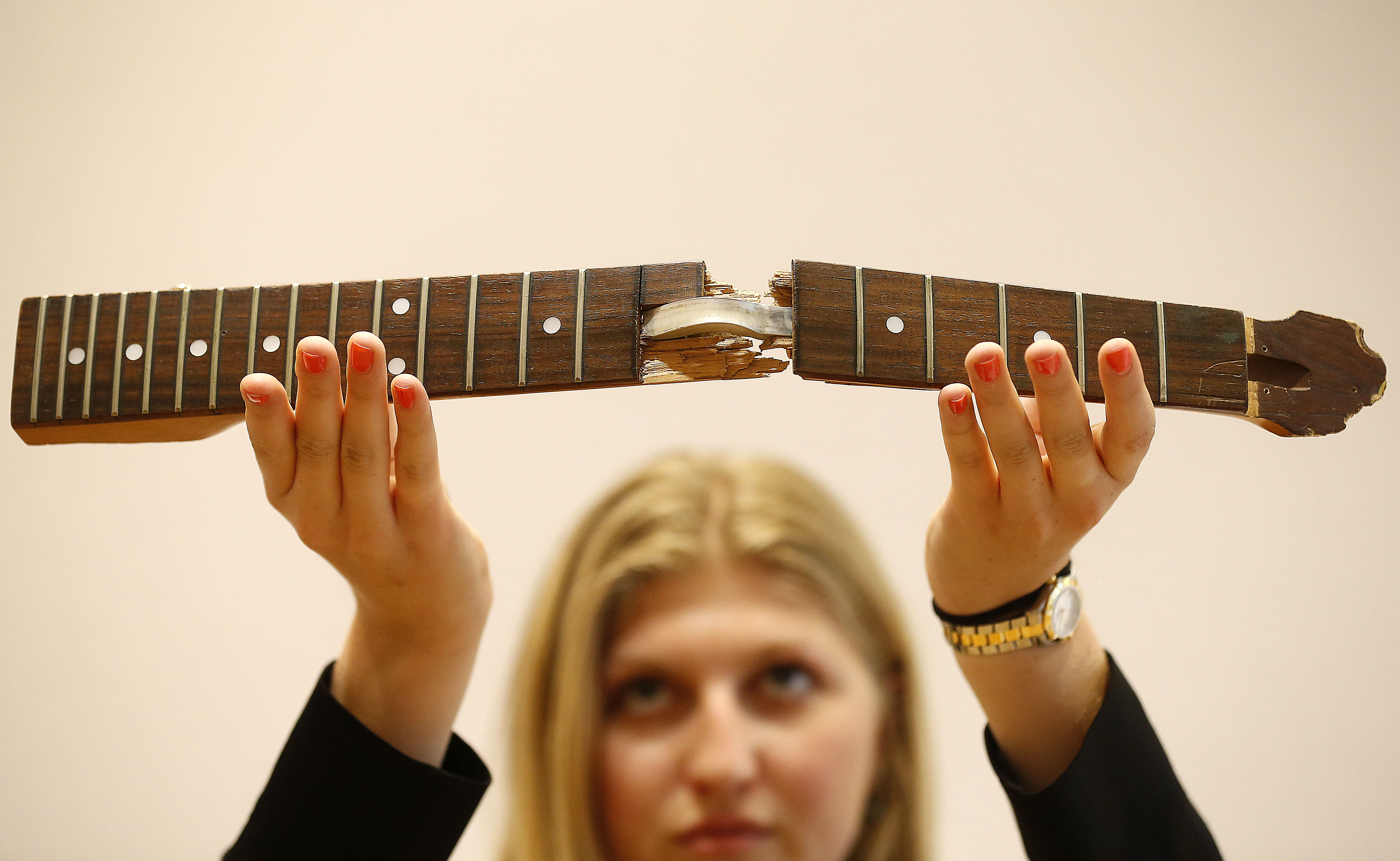 Πάνω από μισό εκατομμύριο δολάρια για τη σπασμένη κιθάρα του Κερτ Κομπέιν των Nirvana-1