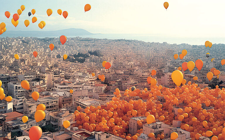 Πώς θα έμοιαζε η Αθήνα αν πλημμύριζε από χιλιάδες πορτοκαλί μπαλόνια;