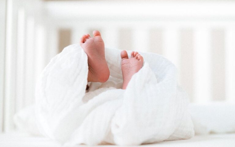 Μωρό γεννήθηκε με το DNA τριών ανθρώπων – Για πρώτη φορά στη Βρετανία