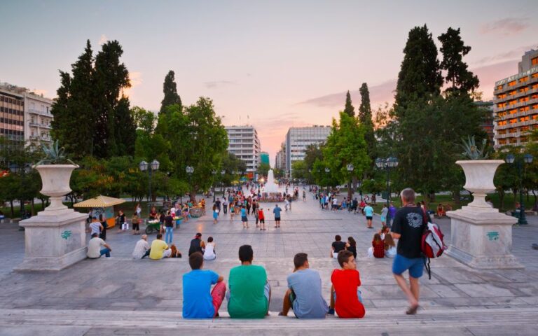 Ερευνα ΕΛΣΤΑΤ: Πόσο ικανοποιημένοι είναι οι Ελληνες από τη ζωή τους;