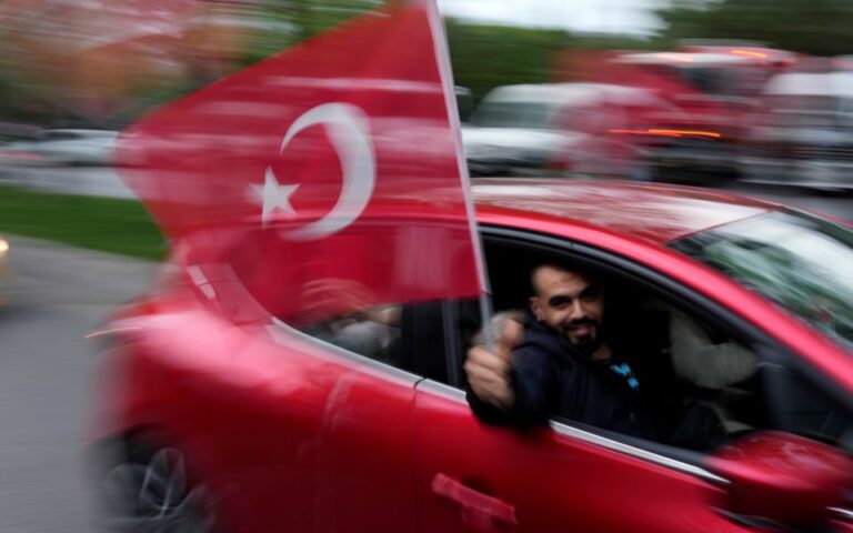   Εκλογές στην Τουρκία: Μεγάλος νικητής ο εθνικισμός. Ισχύς Ερντογάν, αδυναμία Κιλιτσντάρογλου, οι δήμαρχοι θα είχαν κερδίσει.