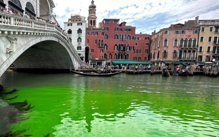 Το μυστήριο λύθηκε: Η Βενετία ανακάλυψε γιατί «βάφτηκε» πράσινο το Μεγάλο Κανάλι