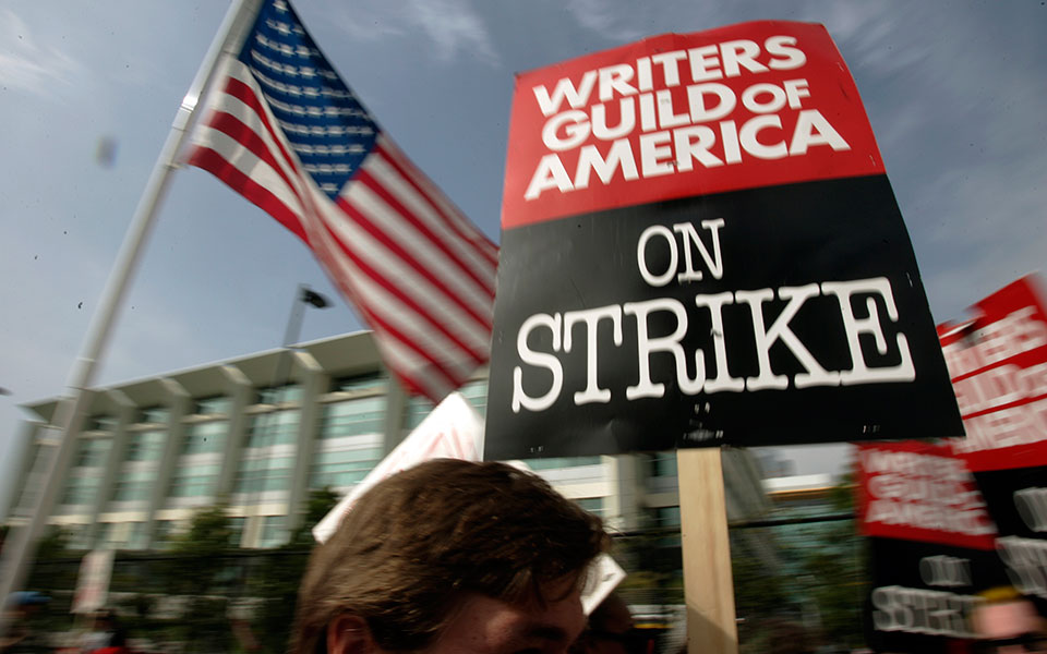 ΗΠΑ: Απεργούν οι σεναριογράφοι του Χόλιγουντ – «Φρένο» στις παραγωγές-1