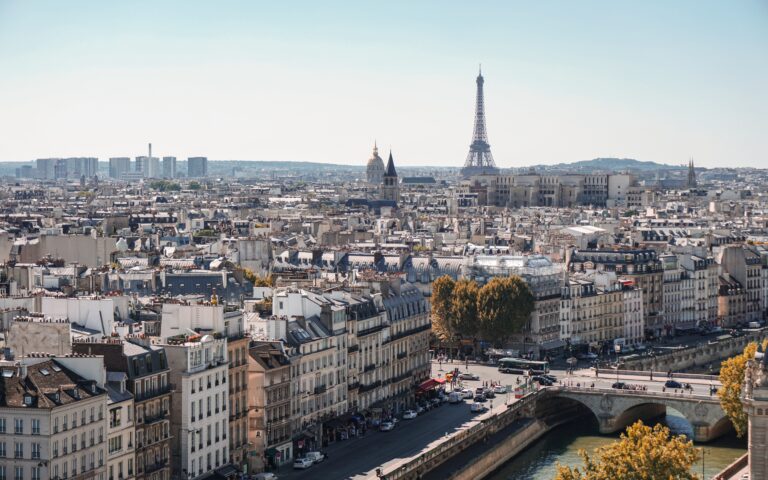 To Παρίσι περιορίζει δραστικά το Airbnb