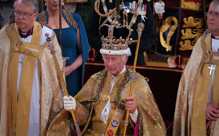 Βρετανία: Ολοκληρώθηκε η ιστορική τελετή στέψης του βασιλιά Καρόλου Γ’