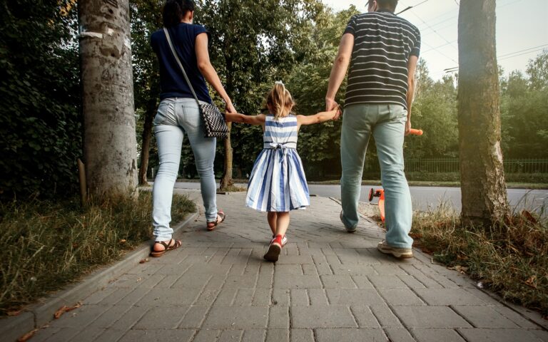 Χωρισμένοι γονείς: «Τα παιδιά πρέπει να γίνουν ορατά, ως αυτόνομες οντότητες»