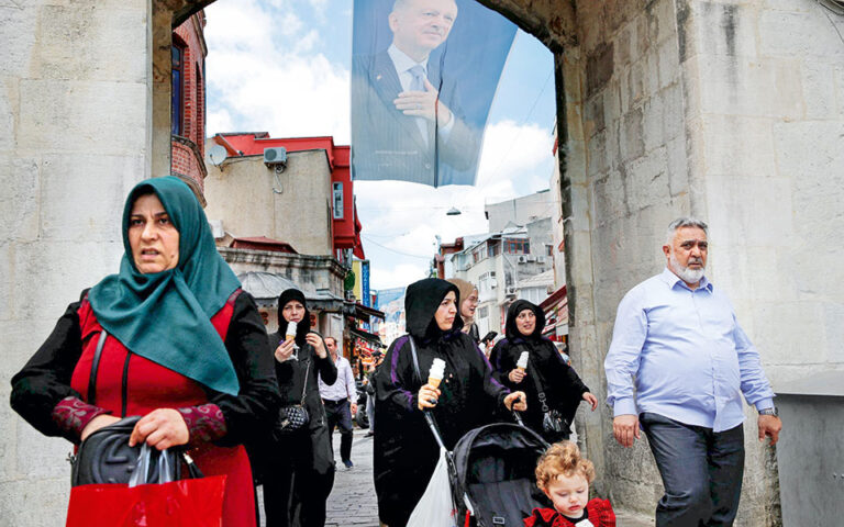 Εκλογές στην Τουρκία: Εκστρατεία Ερντογάν με πετροδόλαρα και ρούβλια