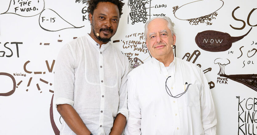 Οι καλλιτέχνες Σάμι Μπαλότζι και Ουίλιαμ Κέντριτζ ποζάρουν στο ισόγειο του Εθνικού Μουσείου Σύγχρονης Τέχνης. [Rolex Arts Festival]