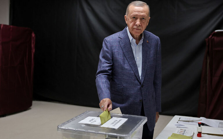 Τουρκικές εκλογές: Ο Ερντογάν ψήφισε και ευχήθηκε «ένα επικερδές μέλλον»