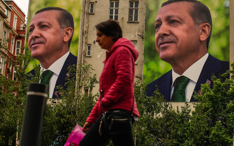 Ο έλεγχος της εξουσίας από τον Ερντογάν χαλάρωσε, αλλά αντέχει