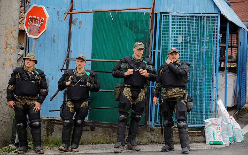 Κόσοβο: Τεταμένο το κλίμα – Αμερικανοί στρατιώτες φρουρούν δημαρχείο στα βόρεια-2